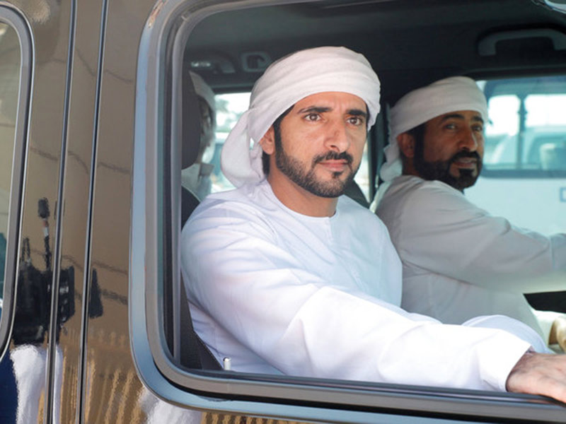 ولي عهد دبي يشهد تحديات اللقايا للهجن في "المرموم"